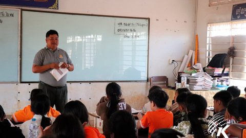 Watermark01-30_-_Male_Teacher_Mond