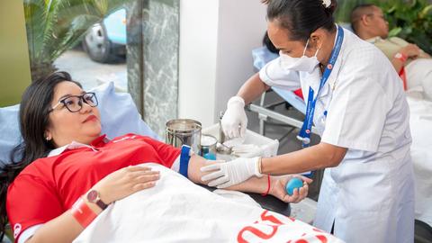 Metfone, in partnership with the National Blood Transfusion Center, held its “ONE DROP OF BLOOD – MILLIONS OF HEARTS 2025” donation drive on October 18