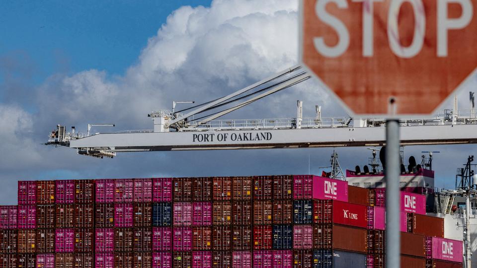 A cargo ship full of shipping containers is seen at the port of Oakland as trade tensions escalate over U.S. tariffs, in Oakland, California, U.S., March 6, 2025. REUTERS/Carlos Barria