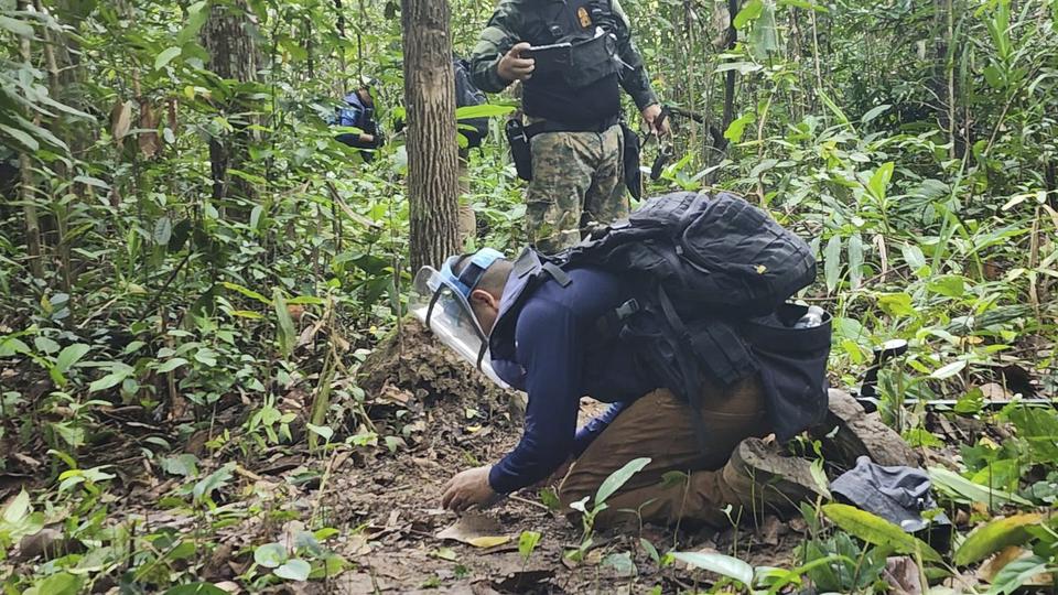 Thai army discovers landmines. Kiripost via AP