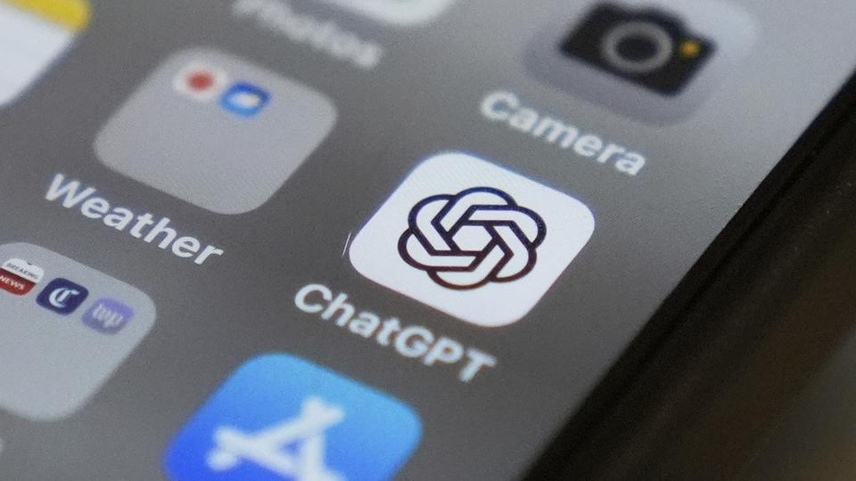 آیکون اپلیکیشن ChatGPT روی صفحه یک تلفن هوشمند در شیکاگو، ۴ اوت ۲۰۲۵
