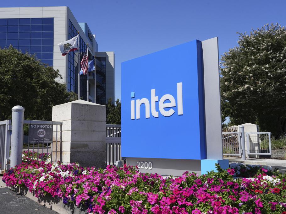 🌍STOCK REPORT:  "Il Governo degli Stati Uniti Valuta una Partecipazione del 10% in Intel: Una Mossa Strategica nel Settore dei Chip"