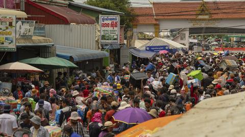 Migrant workers re-enter Cambodia through the Daung International Border Check Point between Cambodia and Thailand, in Kamrieng, on Wednesday, Aug. 6, 2025. (AP Photo/Anton L. Delgado)
