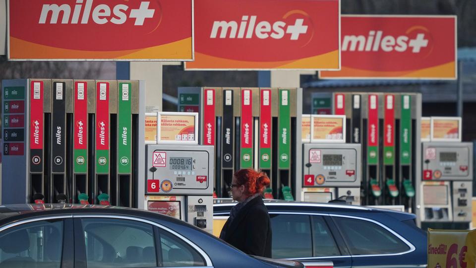 Brent Crude Oil Briefly Tops $100 a Barrel as Iran Attacks on Shipping ...