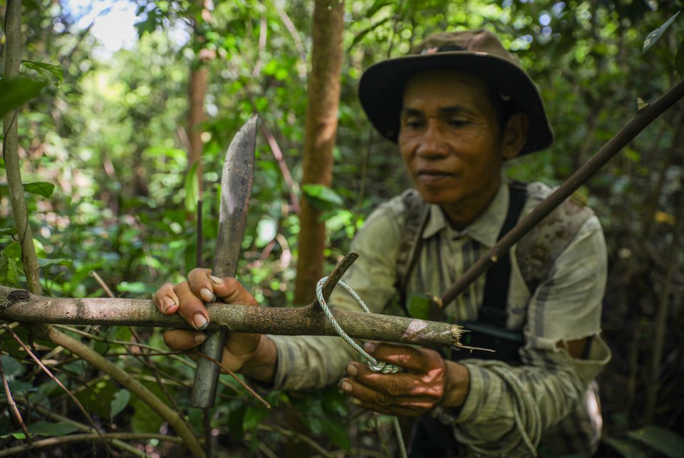 Sok Lolo, a community ranger in Phnom Tnout Wildlife Sanctuary, conducts a snare patrol in the protected landscape’s core area. Photos by Anton L. Delgado for Southeas