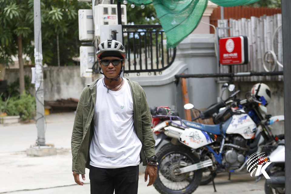 Dararith believes that individuals have a responsibility to contribute to society. He says that self-improvement, knowledge, professionalism, and optimism are essential for personal growth and benefiting society. Kiripost/Siv Channa