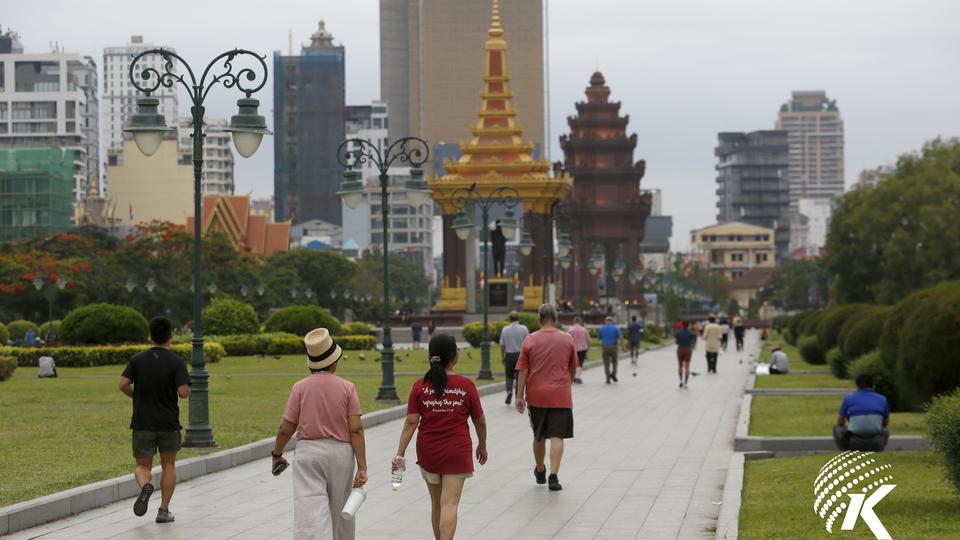 People exercise at a public park in Phnom Penh city. Kiripost/Siv Channa