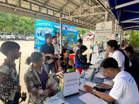 洋書 Aid dependence in Cambodia US resumes Cambodia demining aid, but uncertainty over