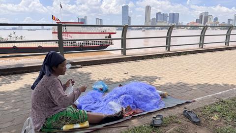 Am Nash, a Muslim woman, prepares fishing nets along the Tonle Sap River. Kiripost/Chhim Pichbormey