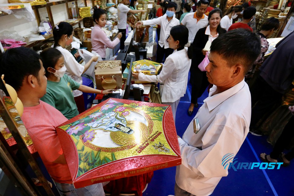 People buy mooncakes at a market in Phnom Penh, September 9, 2022. Kiripost/Siv Channa