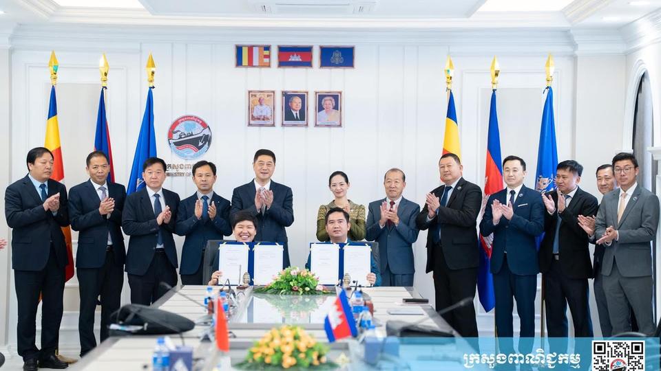 Cham Nimul, Minister of Commerce, and Zheng Haiyang, Vice Governor of the People’s Government of Henan Province, sign a memorandum of understanding (MoU), September 10, 2025. Kiripost via Ministry of Commerce