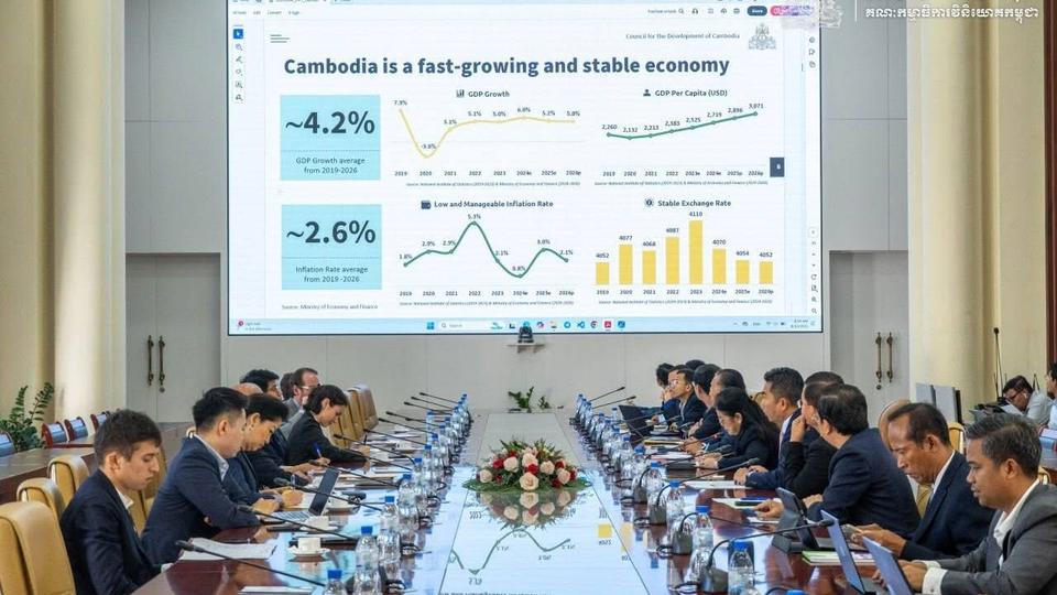 The slide shows Cambodia is a fast growing and stable economy in CDC meeting. Kiripost via CDC