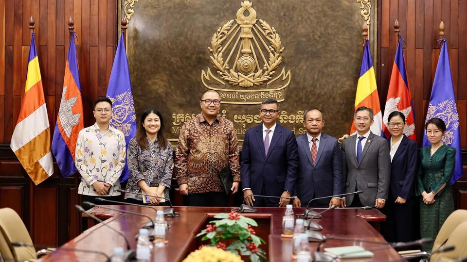 Hang Chuon Naron, Minister of Education, Youth and Sport, meets with Santo Darmosumarto, Indonesian Ambassador to Cambodia. Kiripost via MoEYS Cambodia