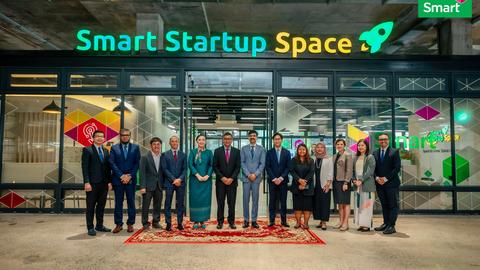 Smart Axiata proudly welcomed His Excellency Dr. Hang Chuon Naron, Deputy Prime Minister and Minister of Education, Youth and Sport, along with his delegation, to the Smart Startup Space.