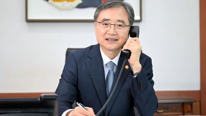 Cho Hyun, South Korean Foreign Minister. Kiripost via the South Korean Ministry of Foreign Affairs