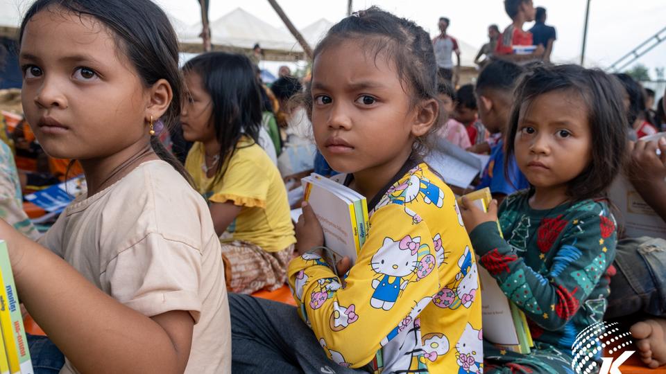 Children at a refugee camp in Oddar Meanchey province receive books, August 3, 2025. Kiripost/Vann Chan Thada