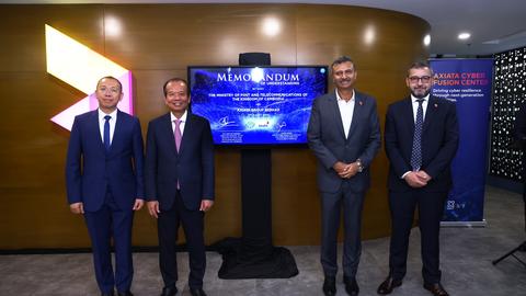 From left to right: His Excellency Sam Sethserey, Director General of the Cambodian Ministry of Post and Telecommunications, His Excellency Chea Vandeth, Cambodian Minister of Post and Telecommunications, Vivek Sood, Group CEO of Axiata and Ziad Shatara, CEO of Smart Axiata