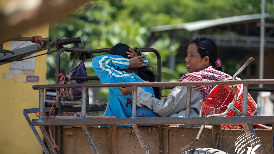Women and daughters sit on a traditional tractor as they return home from evacuation sites. Kiripost/Vann Chanthada