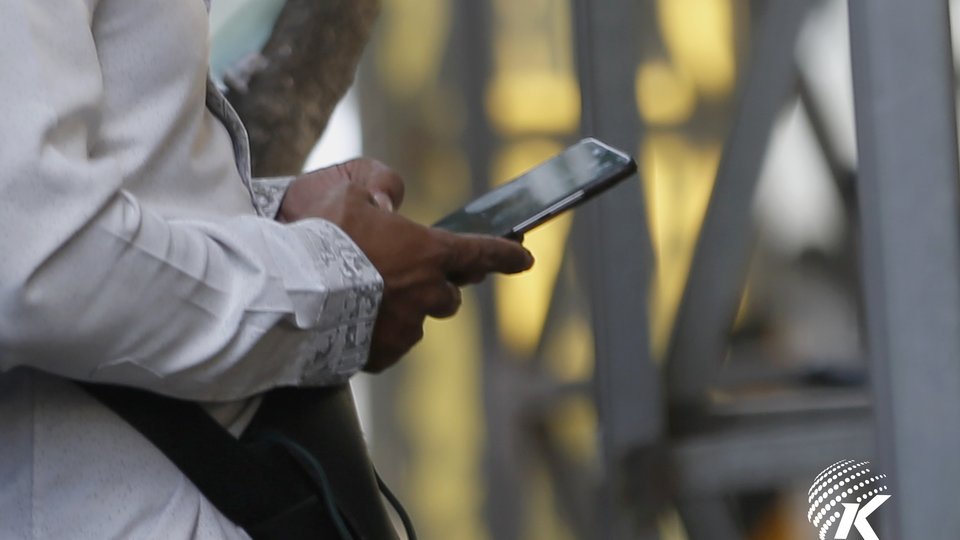 A man hold phone to use. Kiripost/Siv Channa