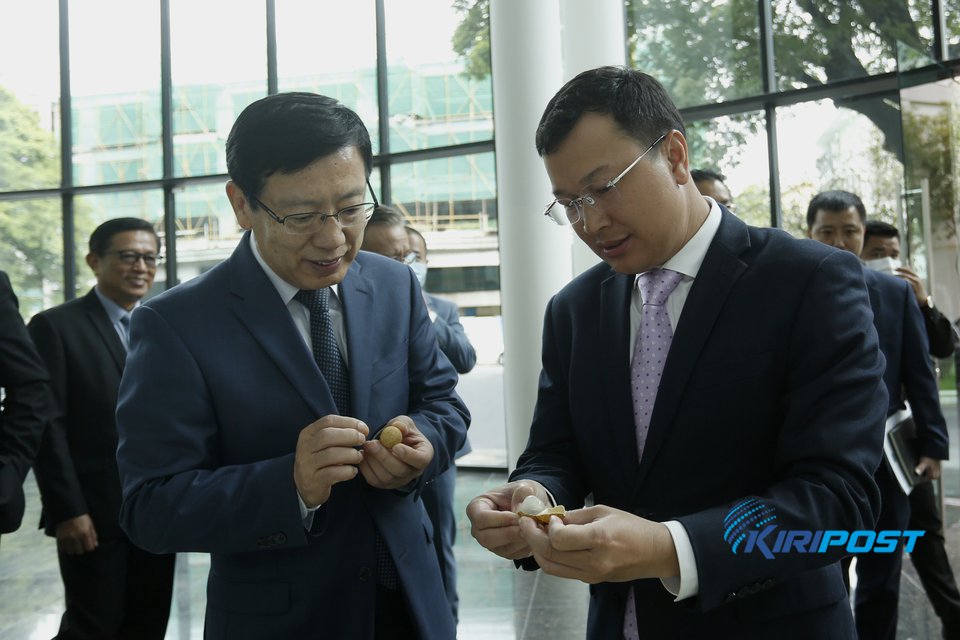 Agriculture Minister Dith Tina (right) and Chinese Ambassador Wang Wentain peel off longan at a ceremony, October 27, 2022. Kiripost/Siv Channa