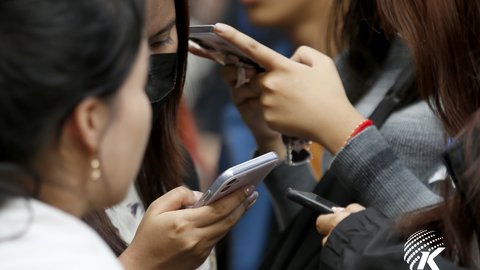 People use phones. Kiripost/Siv Channa