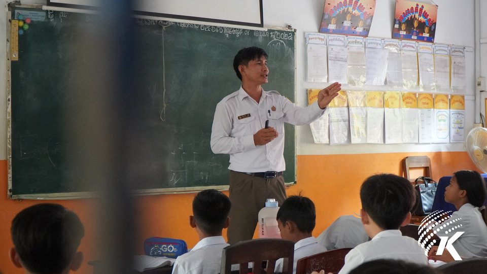 A teacher teaching students at Wat Bo Primary School, Siem Reap, May 8, 2024. Kiripost/Rov Hongseng