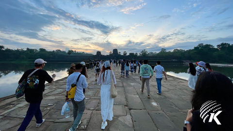 People gather to see Equinox at the entrance of The Angkor Wat  on 21st of September, 2024. Kiripost/Vuth Chandara