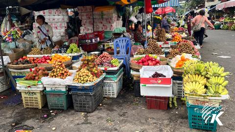 Vendors at Doeurm Kor Market are busy sorting fresh fruits and vegetables as many customers came to  buy what they needed, June 17, 2025. Kiripost/Kuch Sikol