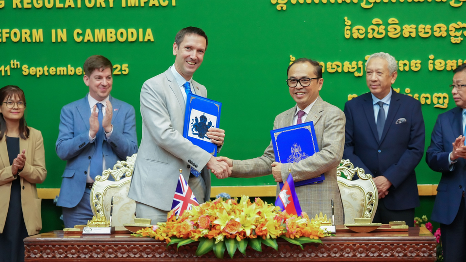 Cambodia and the UK ink a deal to promote regulatory impact assessment reform. Kiripost via Office of the Council of Ministers