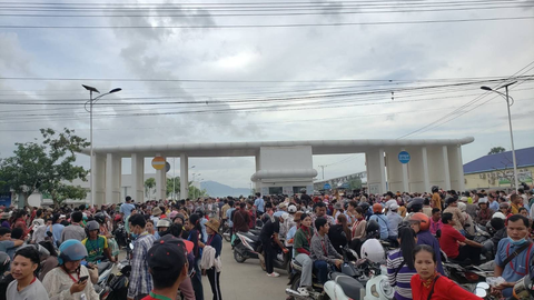 Over 8,000 garment workers from TARAL International Co., Ltd held a protest over fair working conditions in Kampong Speu province, October 3, 2025. Kiripost via ADHOC-Cambodia