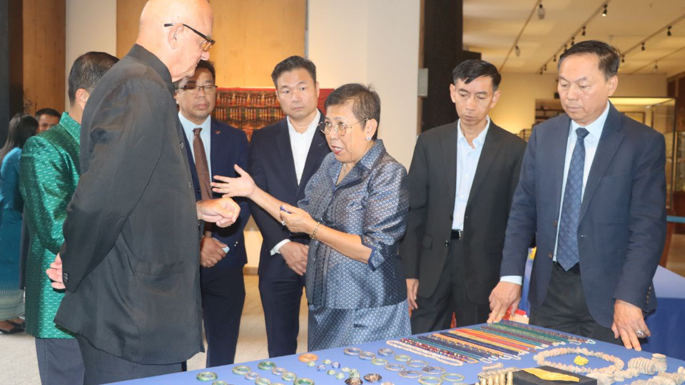 Hungarian collector returns 183 Khmer textiles and artefacts to Cambodia. Kiripost via the Ministry of Culture and Fine Arts