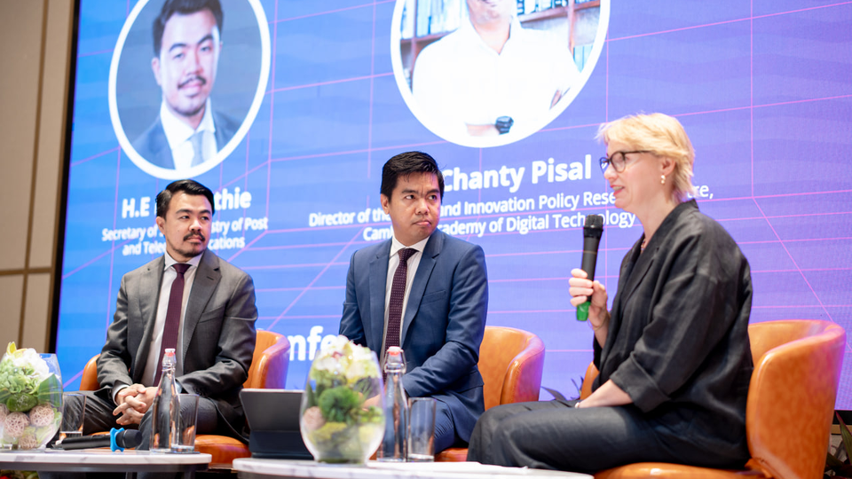 Keo Sothie (left), a secretary of state for the Ministry of Posts and Telecommunications, talked at a thematic discussion on "AI in Governance" at the 23rd Law Talk on September 12 at Oakwood Premier Phnom Penh. Kiripost via KAS Cambodia