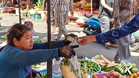 A person buys groceries at Kandal market in Phnom Penh on July 22, 2026. Kiripost/Keng Sotherng