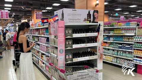 Local customers are looking for Khmer products at ÆON Mall Phnom Penh. Kiripost/Meas Molika