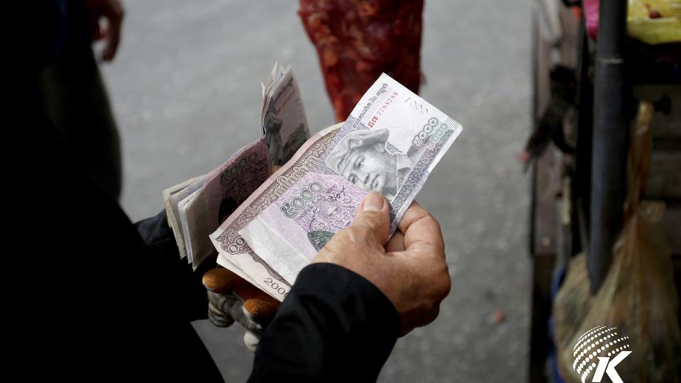 A person buys goods using Cambodian currency, Khmer Riels. Kiripost/Siv Channa