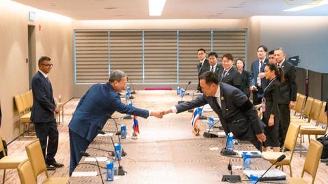 Prime Minister Hun Manet meets with Thai Prime Minister Anutin Charnvirakul in Kuala Lumpur, Tuesday, October 28, 2025. Kiripost via government handout