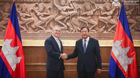 Deputy Prime Minister Prak Sokhonn and US Assistant Secretary Michael George DeSombre met to discuss strengthening cooperation between the two nations.