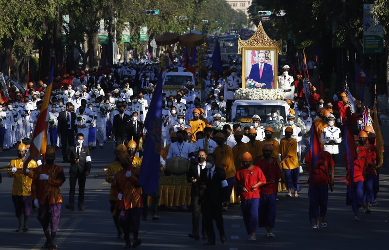 A parade carrying the body of late prince Ranariddh. Picture: Sam