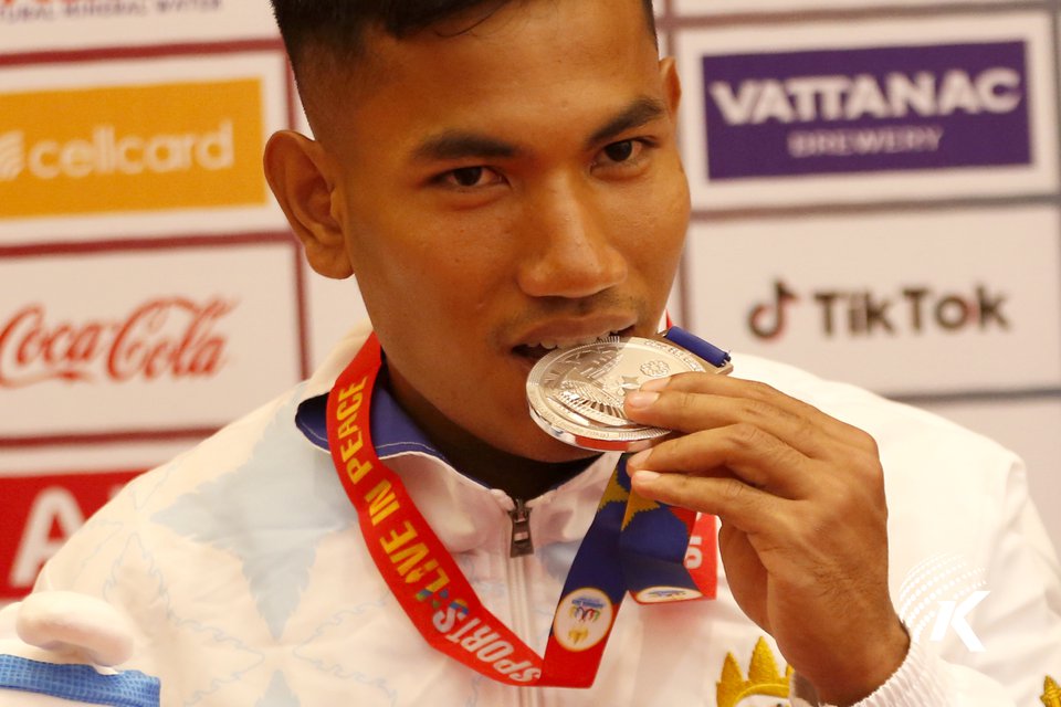 Chhoeun Bunthai wins a silver in wushu. Kiripost/Siv Channa