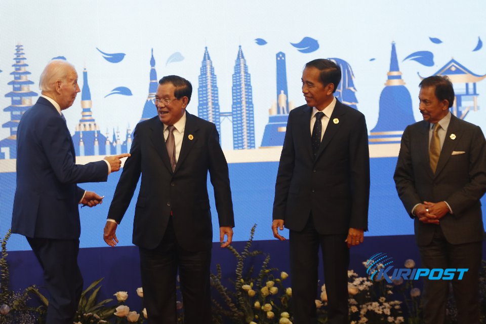 US President Joe Biden reacts as he goes up a stage for group photo with ASEAN leaders in Phnom Penh, November 12, 2022. Kiripost/Siv Channa