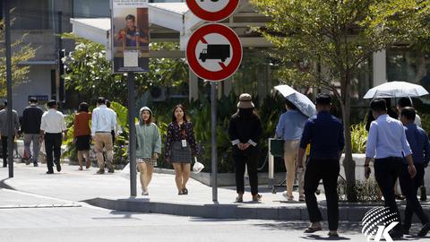 Phnom Penh's office workers. Kiripost/Siv Channa