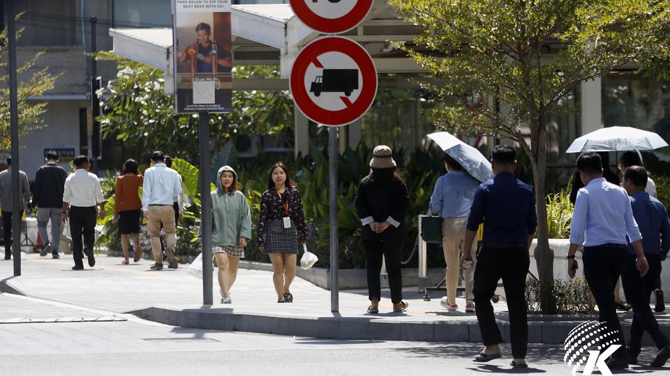 Phnom Penh's office workers. Kiripost/Siv Channa
